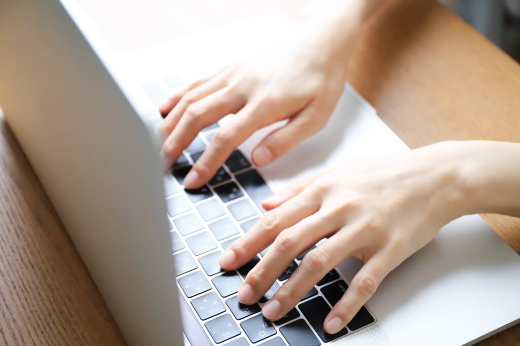 pc作業する手元の写真