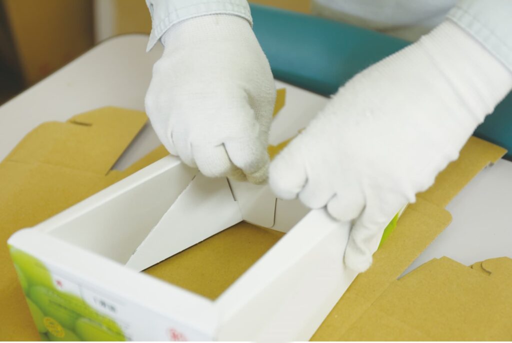 箱を組み立てる作業の様子