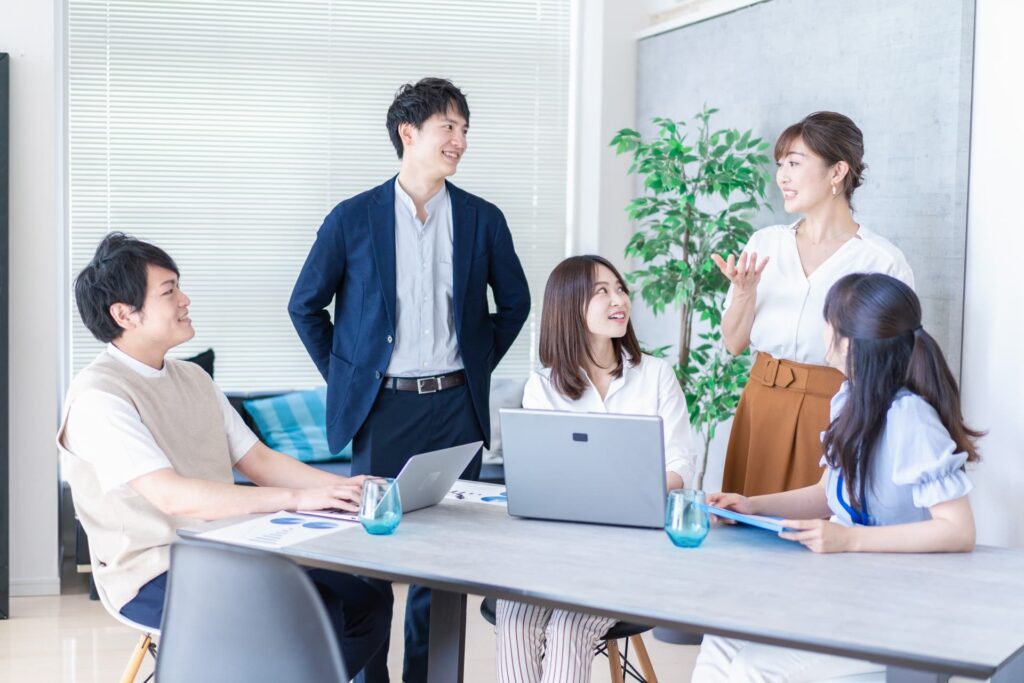 事業所スタッフが談笑する様子