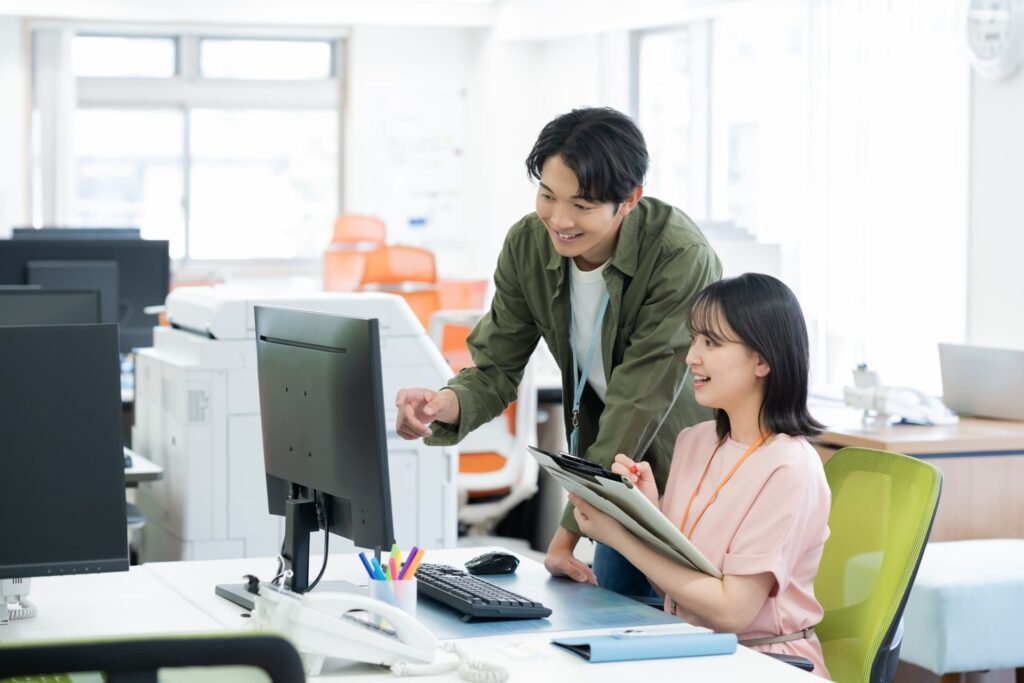 事業所で作業する利用者